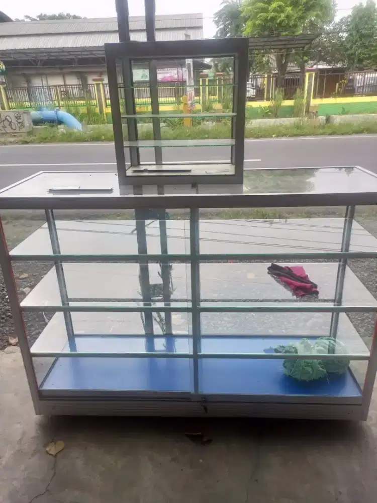 Etalase kaca bekas murah