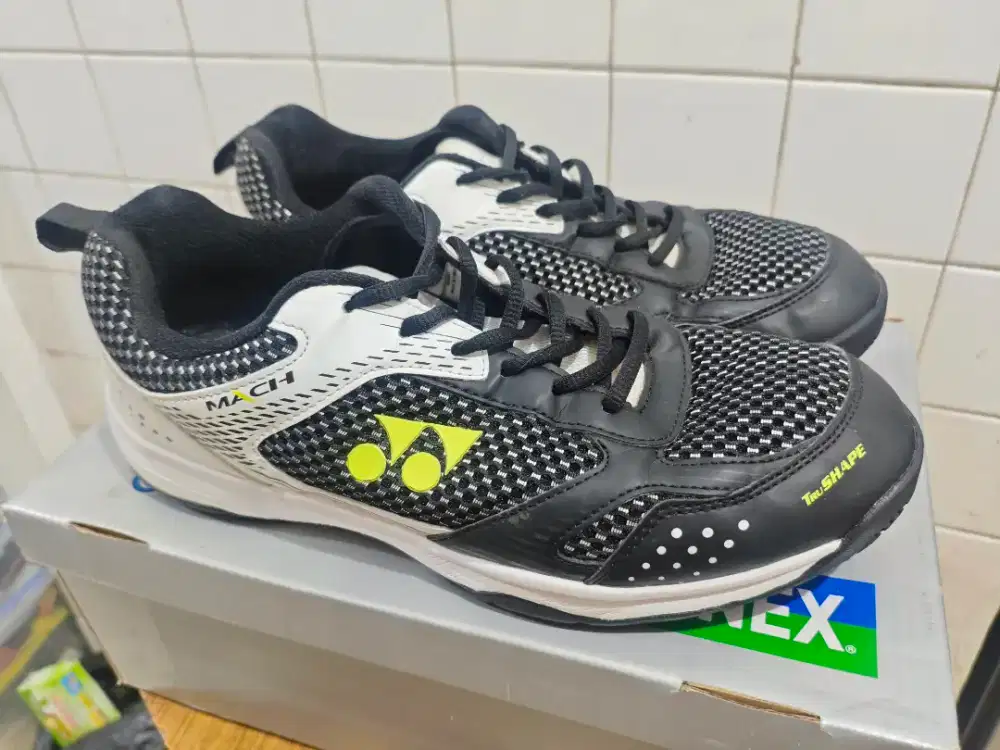 Sepatu Badminton Yonex Mach Uk. 45 (29cm)