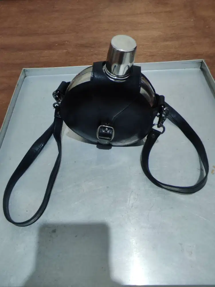 Round Metal Drinking Flask in Black Leather Carry Case Preloved bekas