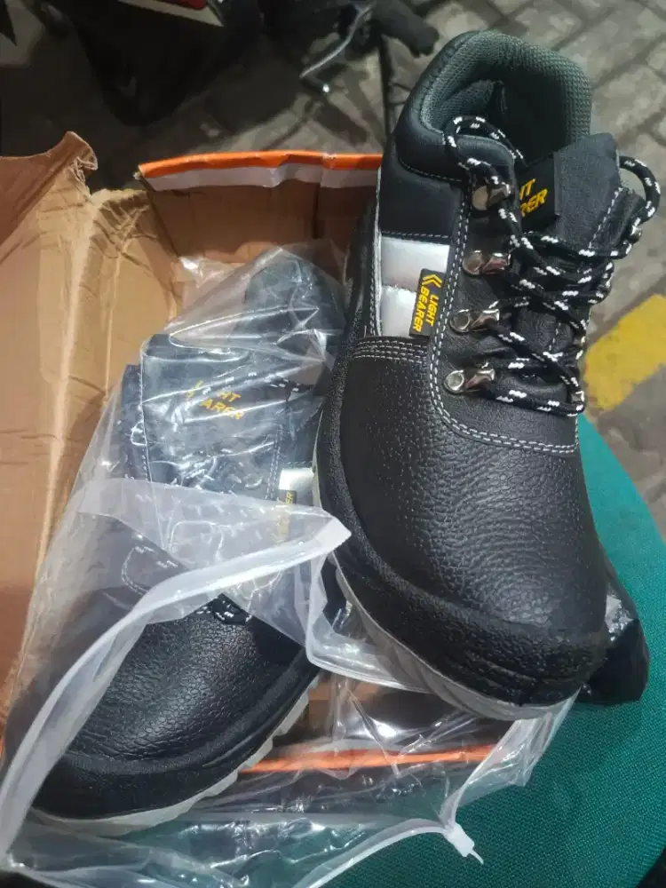 Sepatu safety ujung besi