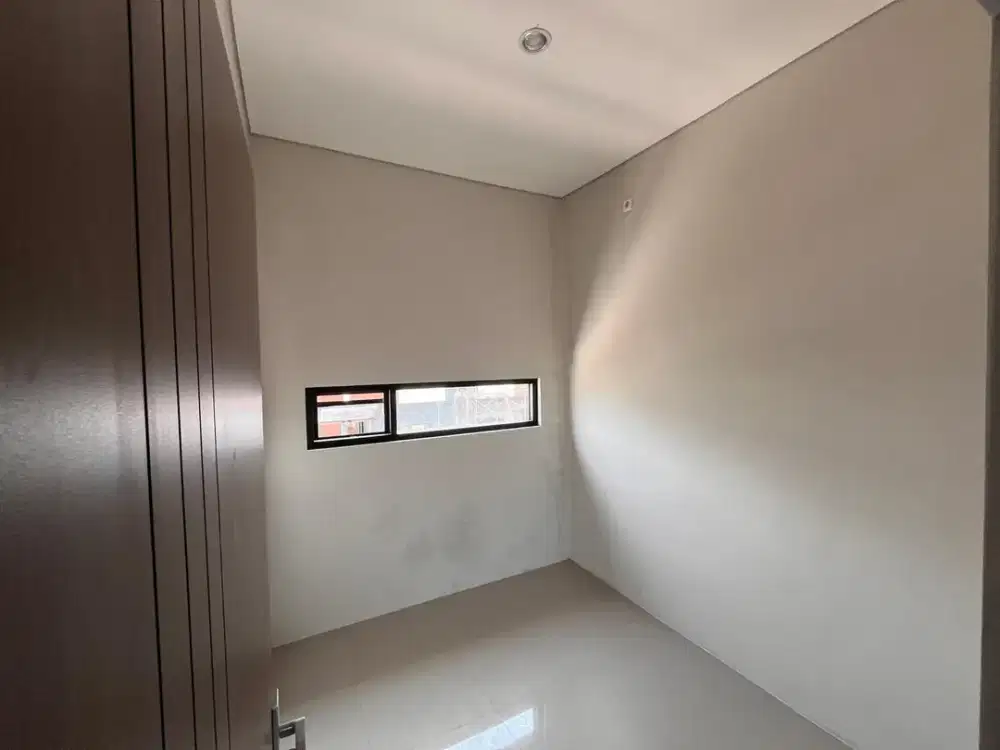 DISEWAKAN RUMAH EKONOMIS DUA LANTAI LINGKUNGAN CLUSTER DEKAT MERR