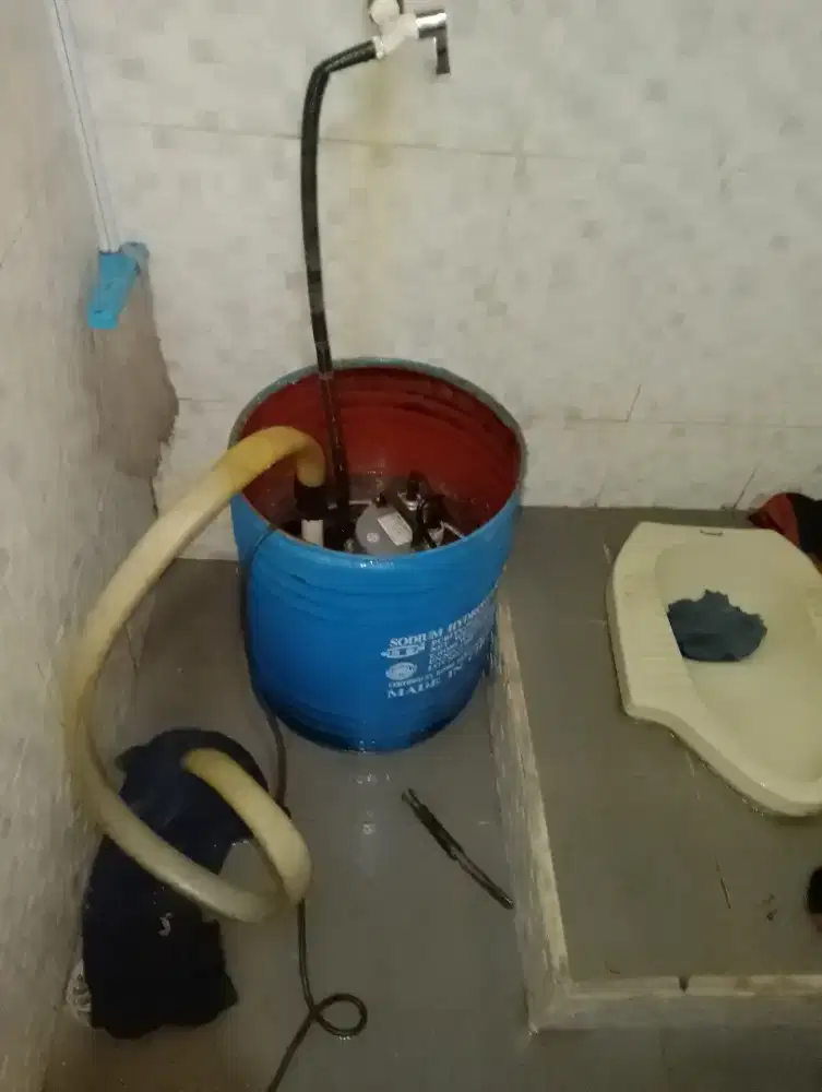 Pendoronggan kamar mandi mampet