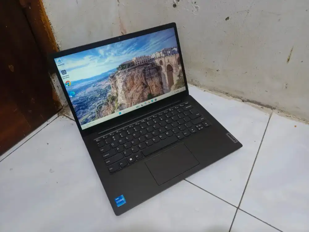 Lenovo v14 Intel core i3 Gen 13 Ram 8GbSsd 256Gb garansi Resmi On 2028