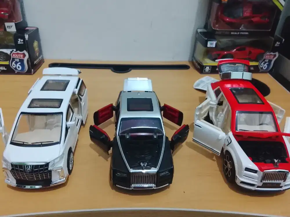 Miniatur mobil roll royce Cullinan dan Alphard