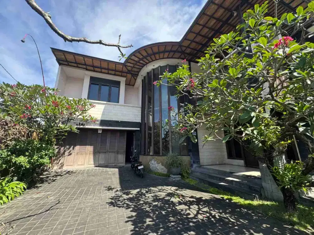 RUMAH SULTAN MEWAH OLD MONEY TERAWAT DI RENON DENPASAR