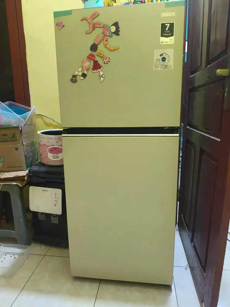 Kulkas 2 pintu merek AQUA warna Beige , putih tulang