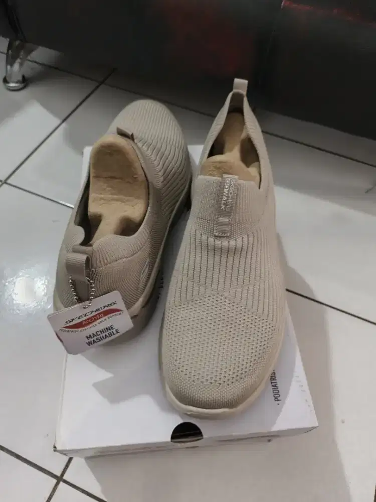 Sepatu Skechers Go walk arch fit warna taupe