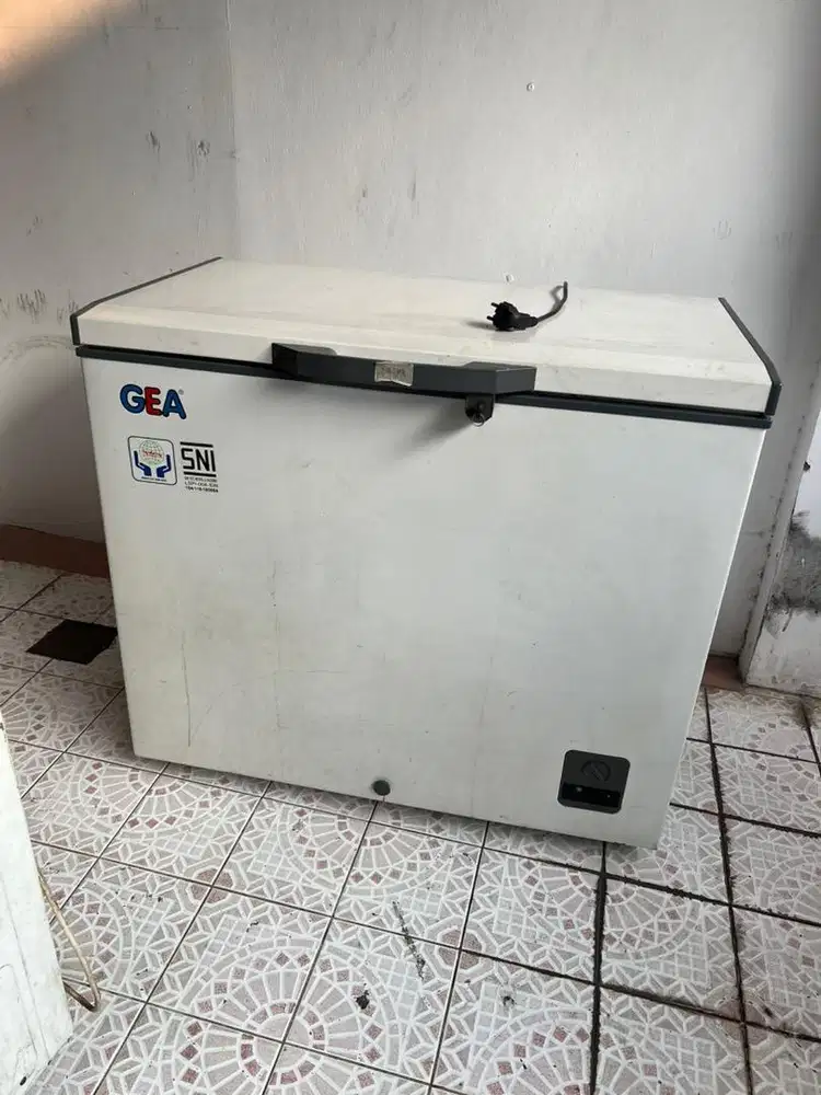 Dijual Freezer bekas merk GEA 200liter dan 300liter