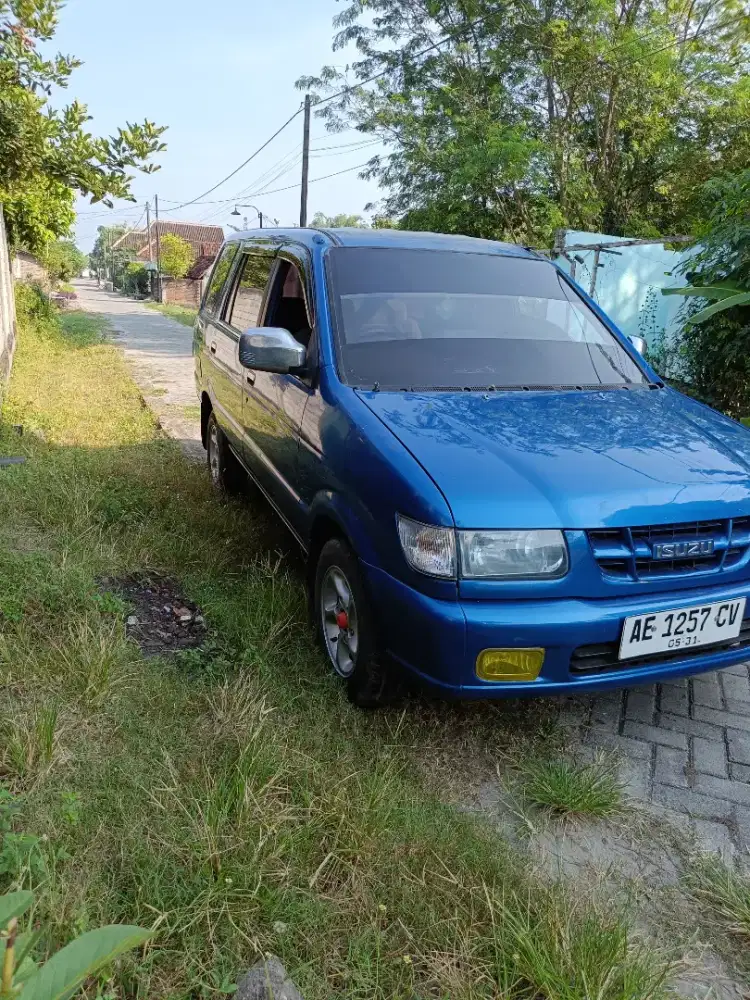 Isuzu panther ls 2000