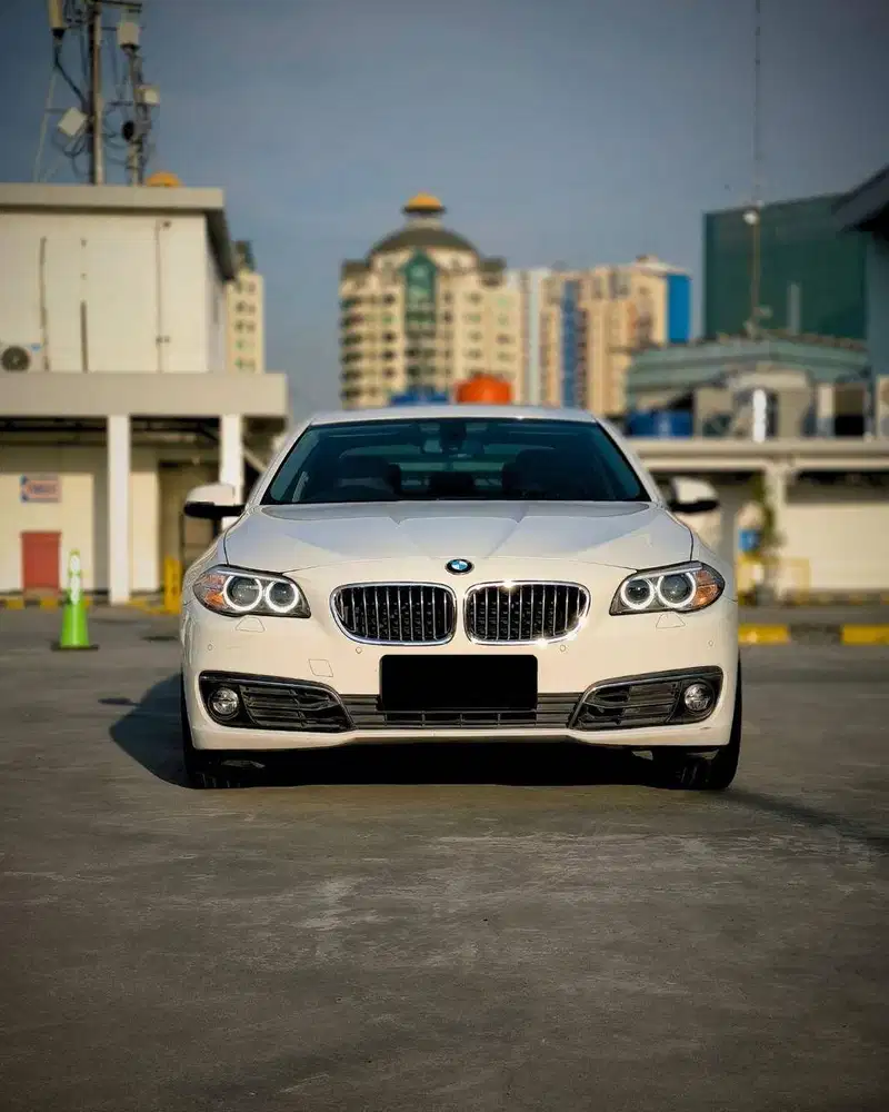 BMW 520i F10 putih 2016, tdp: 25jt all in