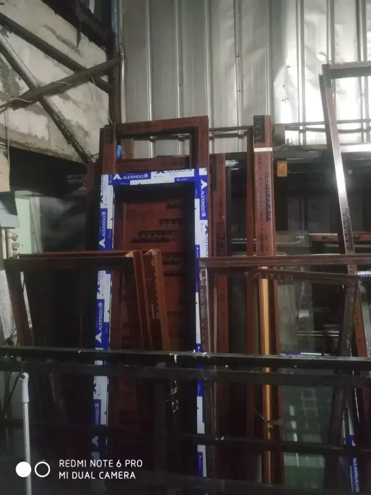 Kusen kayu dan alumunium