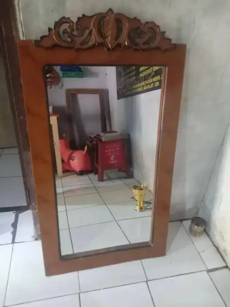 Kaca rias ruang tamu