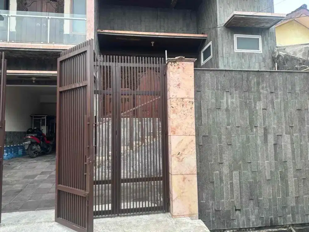 Rumah Mewah 3 Lantai dengan Kolam Renang Pribadi di Tanjung Priok, Jakarta Utara