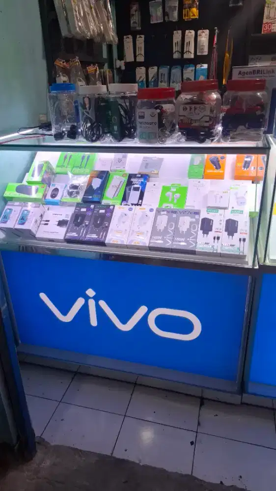Etalase vivo hampir baru