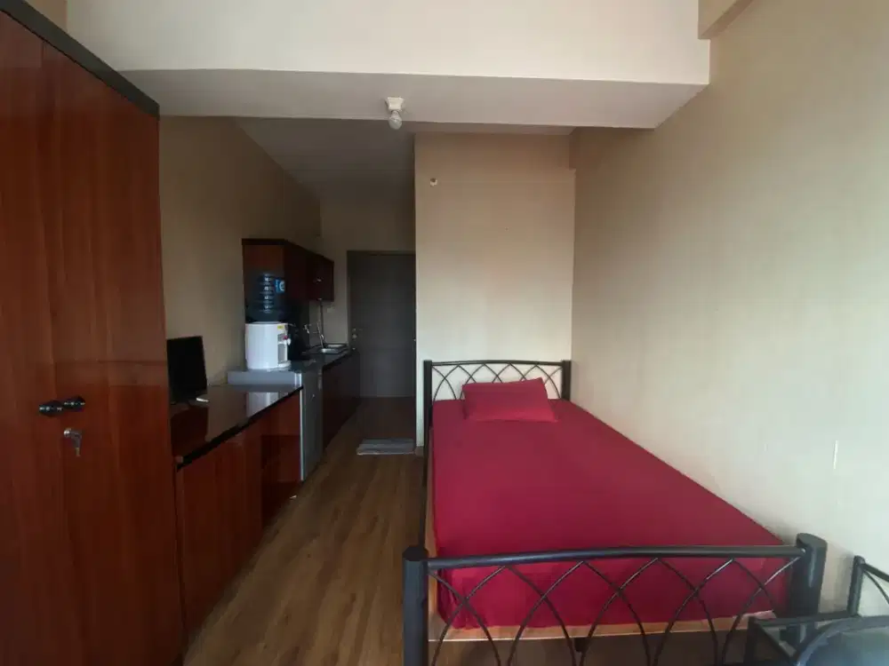 Kost Apartemen Lokasi strategis dengan akses mudah ke kampus, pusat kuliner, minimarket, dan transportasi umum.