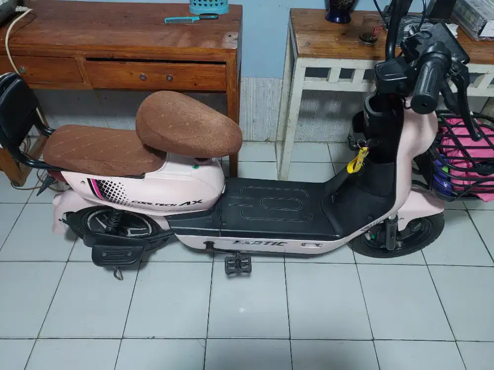 Sepedah listrik merah muda