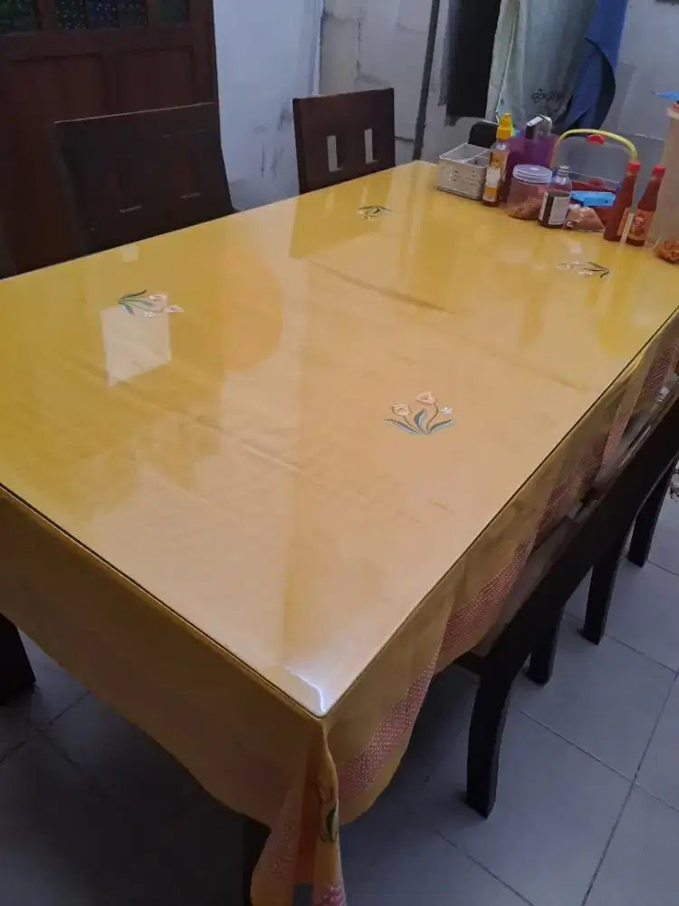 Dijual 1 set meja makan besar dengan kaca (kursi 4)