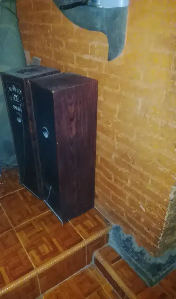 Saya Jual 1 Pasang Salon Musik