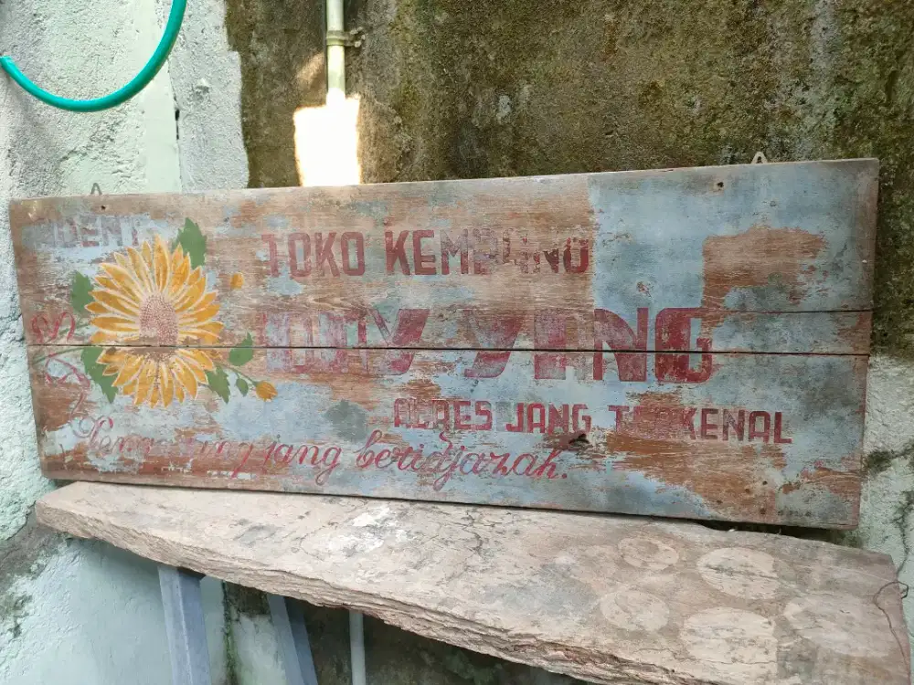 Iklan papan kayu lama