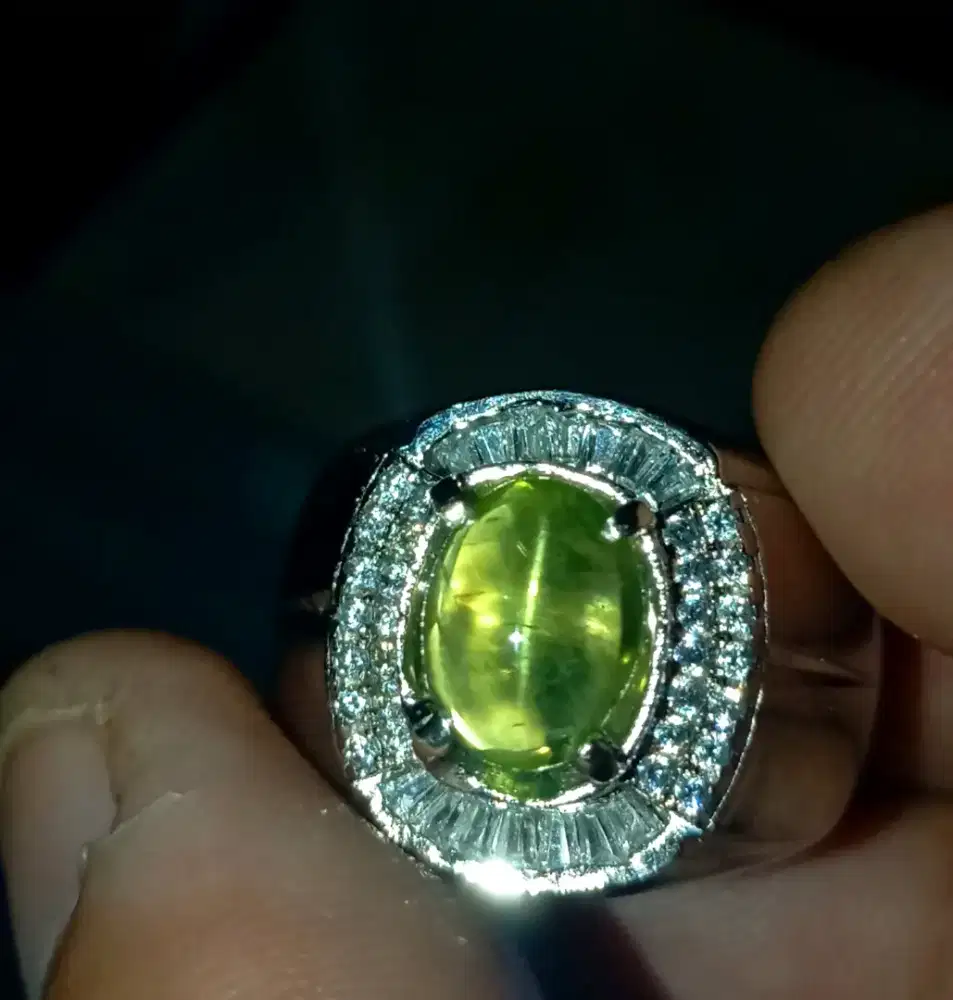 Cat eye peridot memo eye clean ring microsetting
