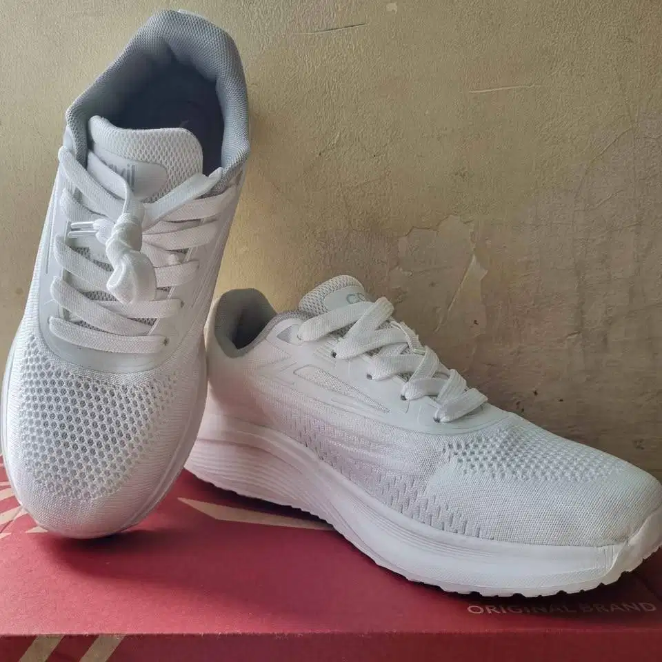 Sneakers Sepatu Carvil White Ukuran 40