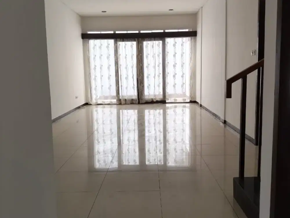 Disewakan Rumah 2 Lantai Baru Beres Renovasi Siap Huni Minimalis Lokasi di Komplek Setraduta Bandung