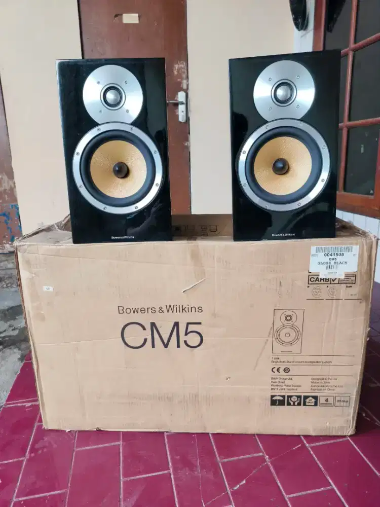 B&W CM5 Bookshelf speakers ( Like new )