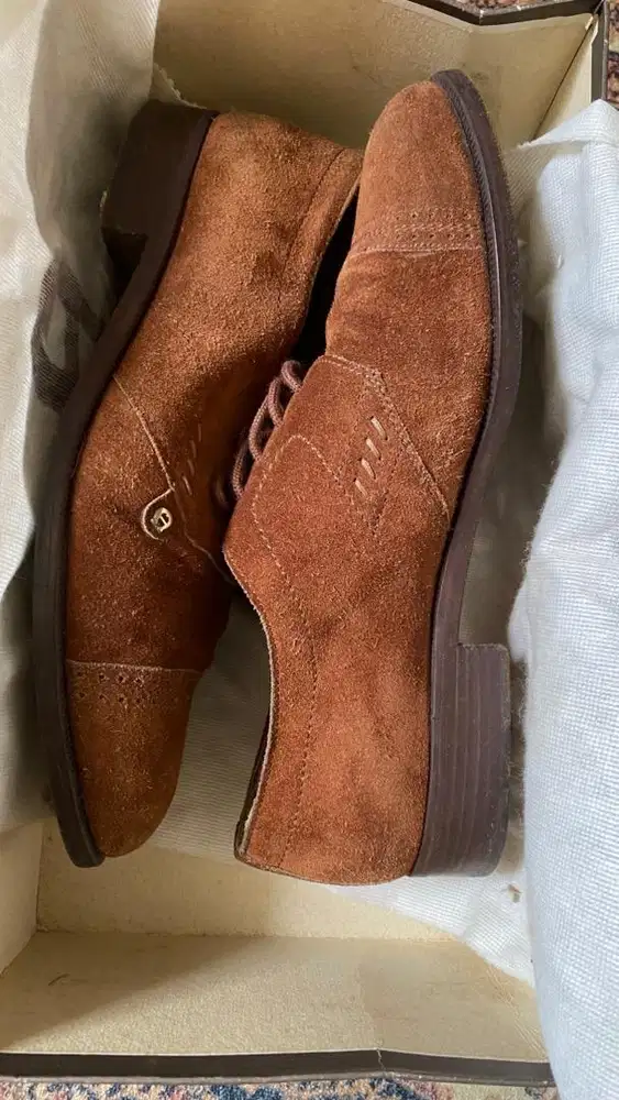 Sepatu suede aigner