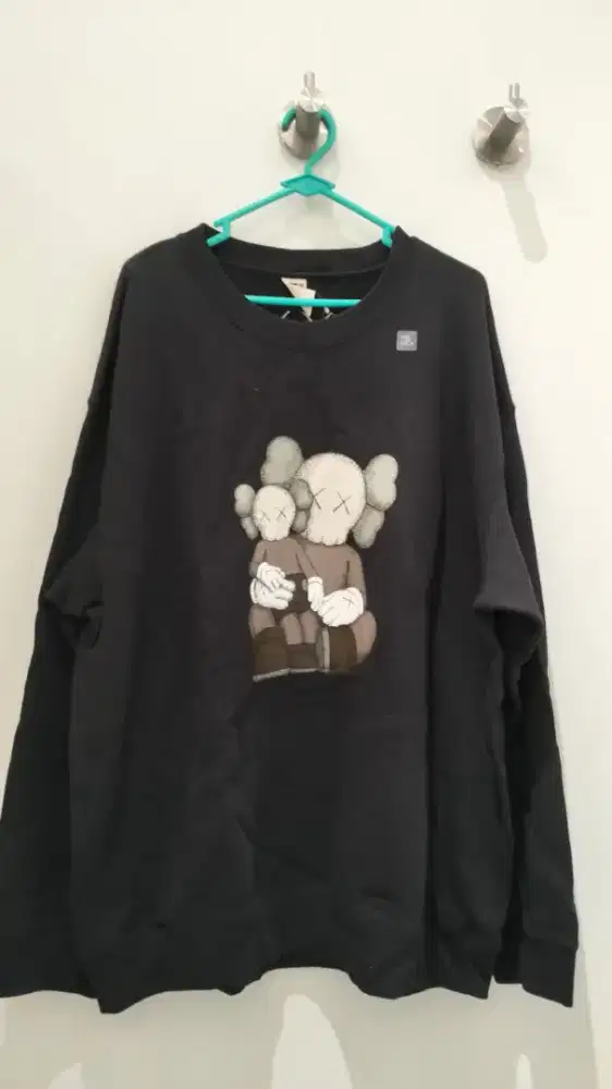 Sweater uniqlo x kaws size XL brand new