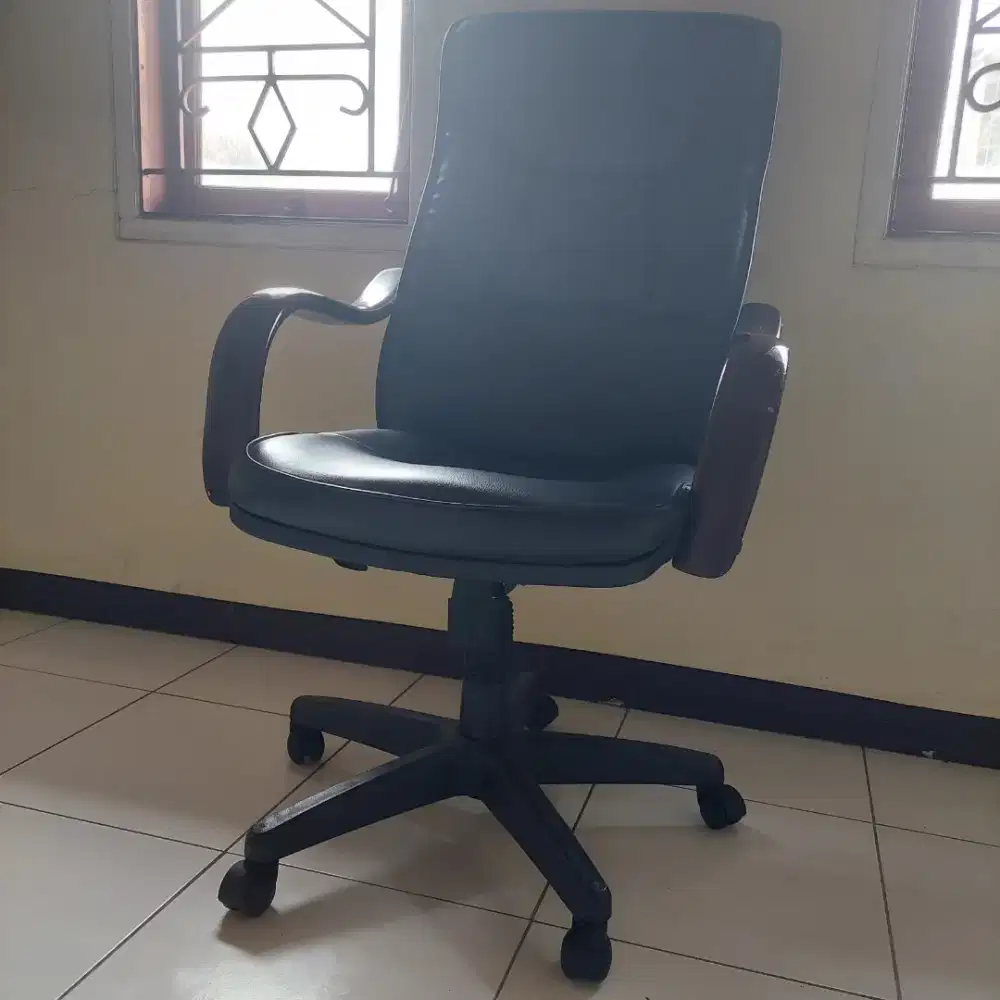 Kursi kantor kondisi baik