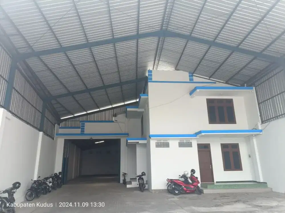 Gudang dengan lahan parkir luas dikota kudus.