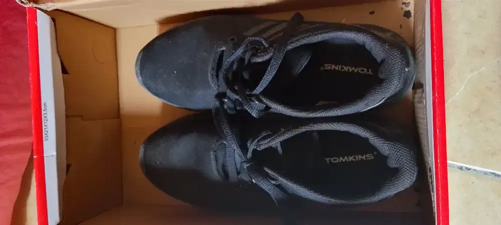 Sepatu Hitam Tomkins