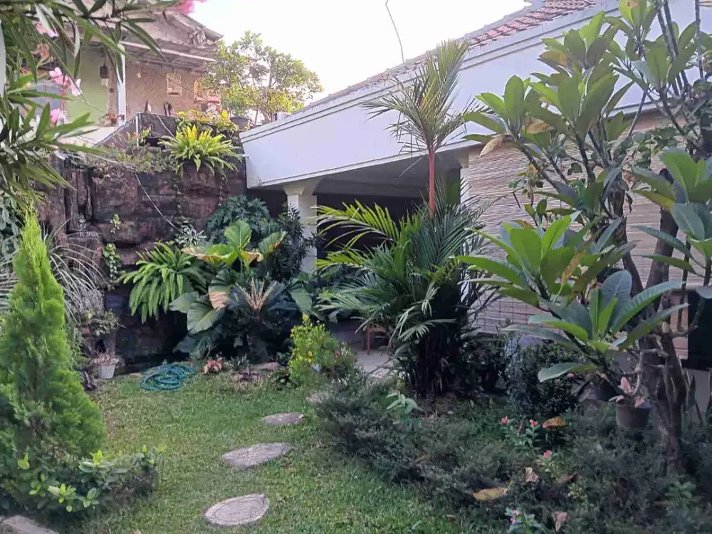 Rumah Asri dengan Taman Luas LT 446 m² Kelapa Dua Wetan Ciracas Jakarta Timur