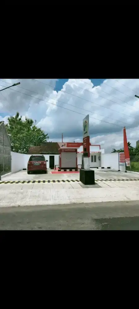 Di jual tanah dan bangunan depannya ada pom bensin mini ,harga nego