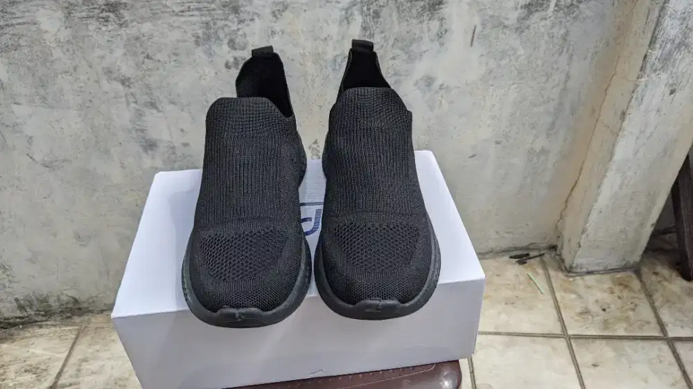 Sepatu santai leedoo
