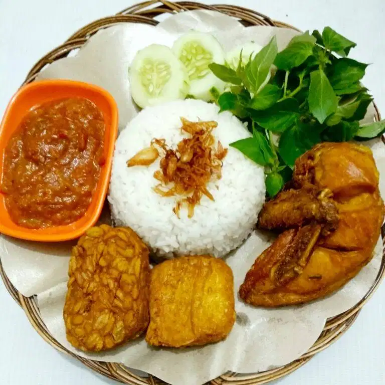 Dibutuhkan karyawan untuk rumah makan