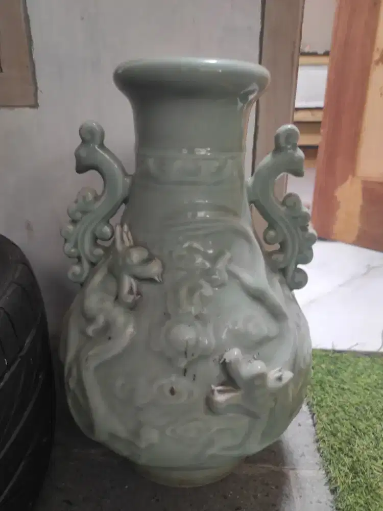 Guci celadon naga