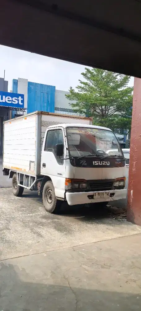 Truk ELF solar putih