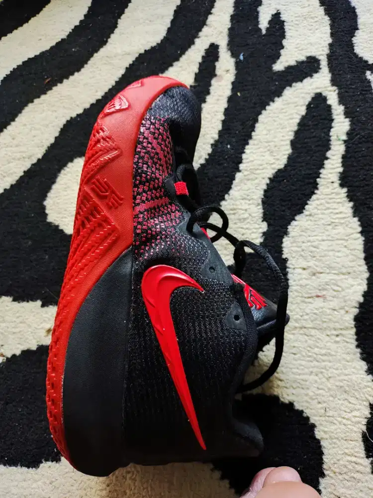 Sepatu basket merk nike