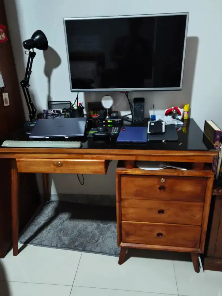 Meja kerja/ belajar. Kayu jati dengan kaca.