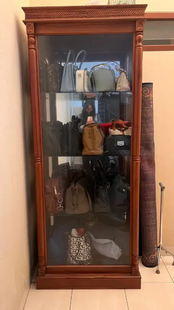 Lemari kaca kayu Jati