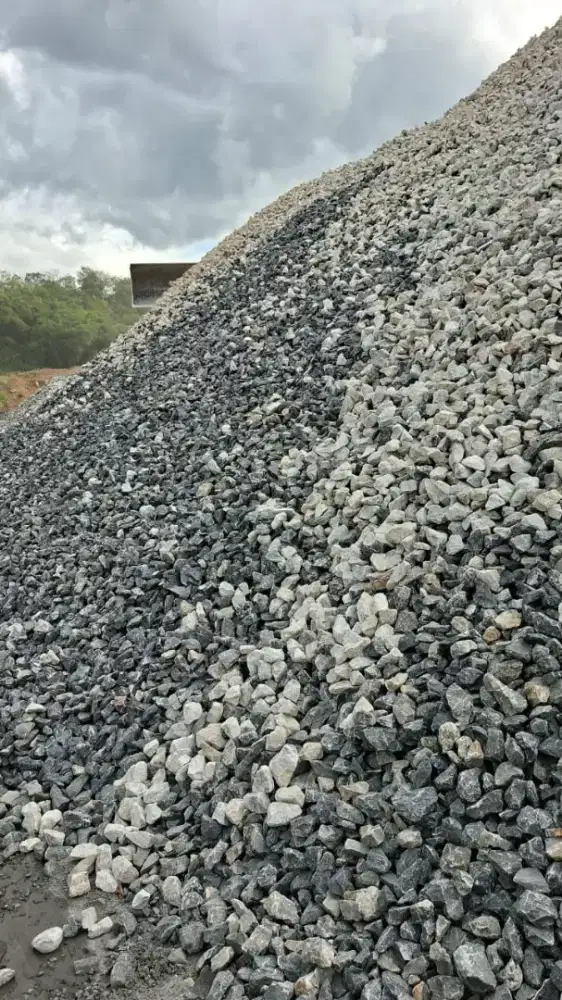 Batu belah makadam split sirdam limestone abu batu pasir cor