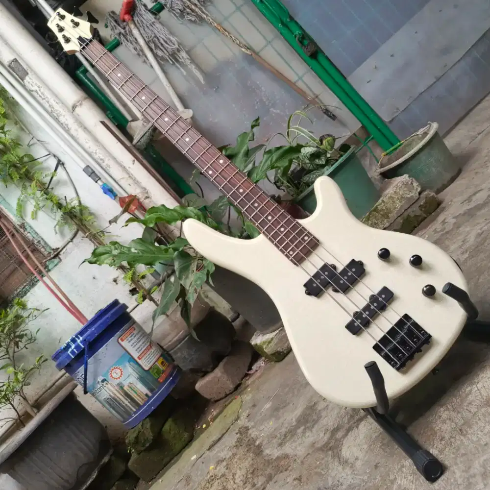 Legacy precission bass original like new
