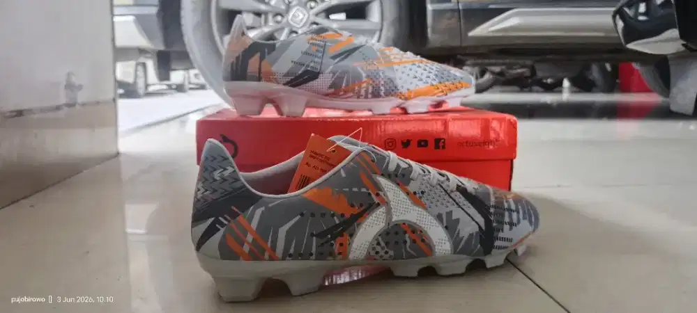 Sepatu bola ortuseight size 44