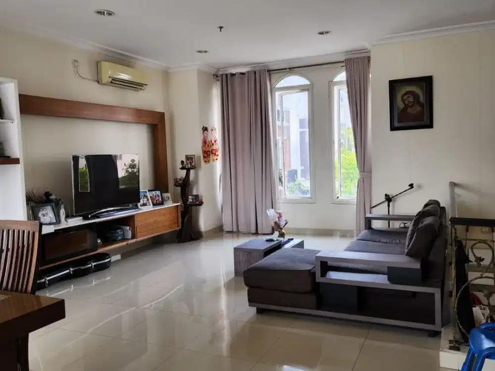 Disewakan Cepat Rumah di atas Mall Siap Huni di The Villas MOI, Fully Furnished, Akses Langsung ke Mall
