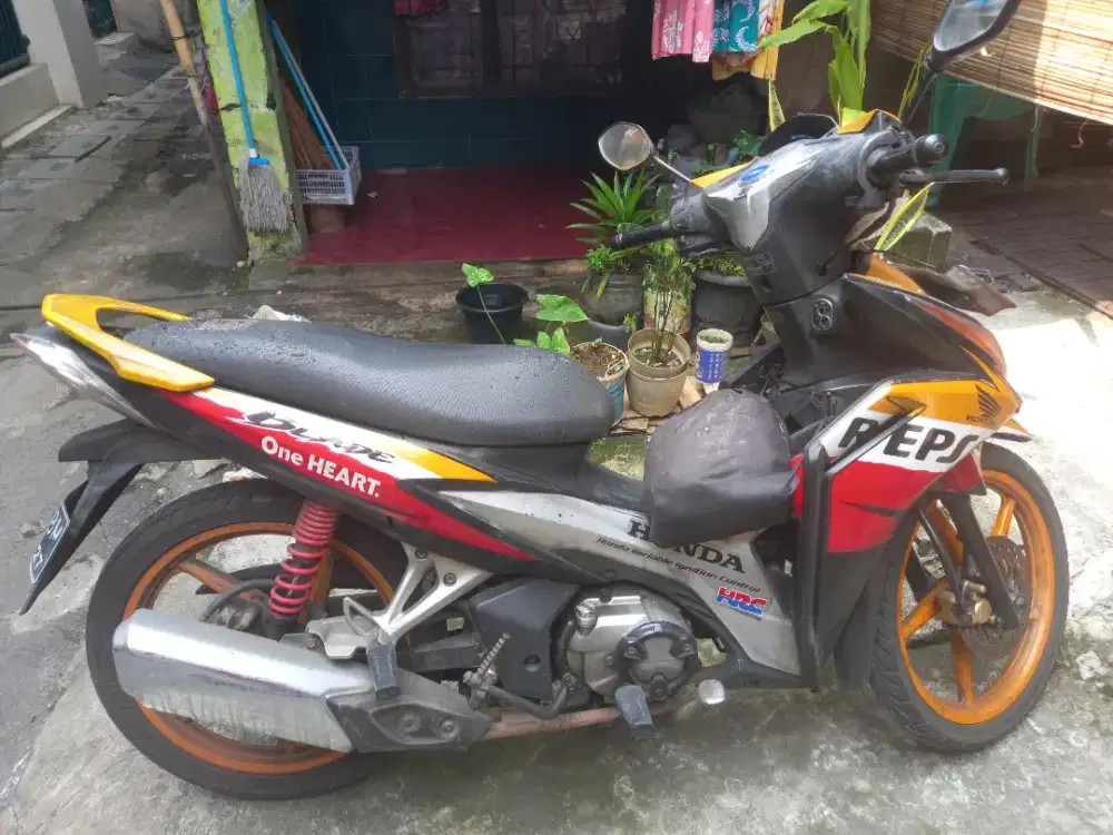Di jual motor blade edisi repsol 110 carbu