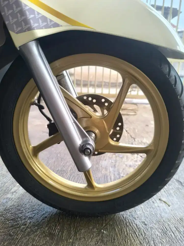 Velg vario 125 old kzr original.