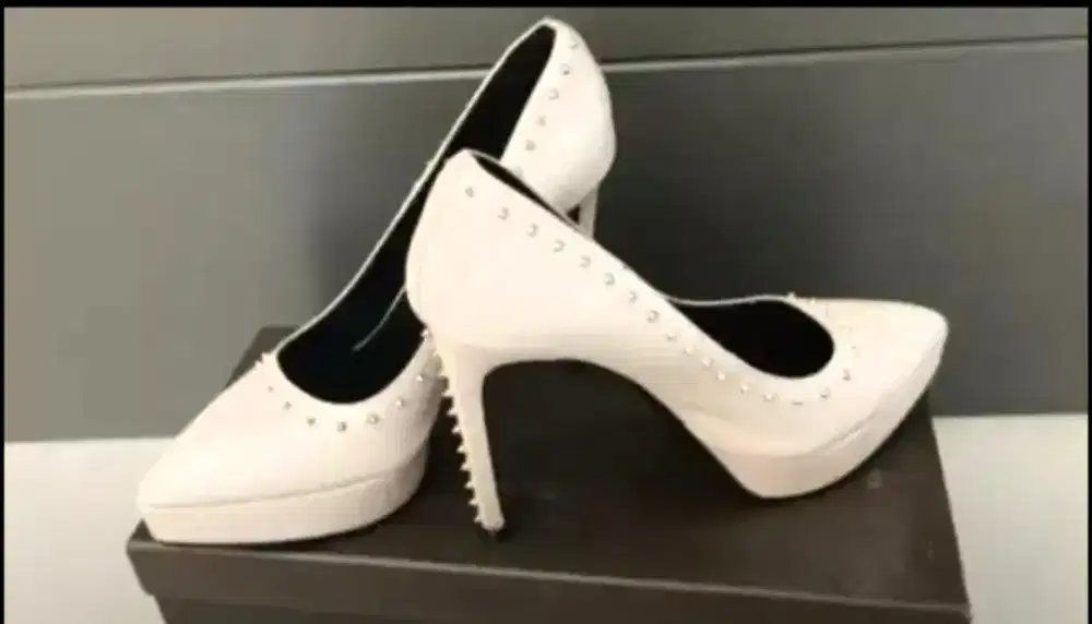 Sepatu High Heels PEDRO