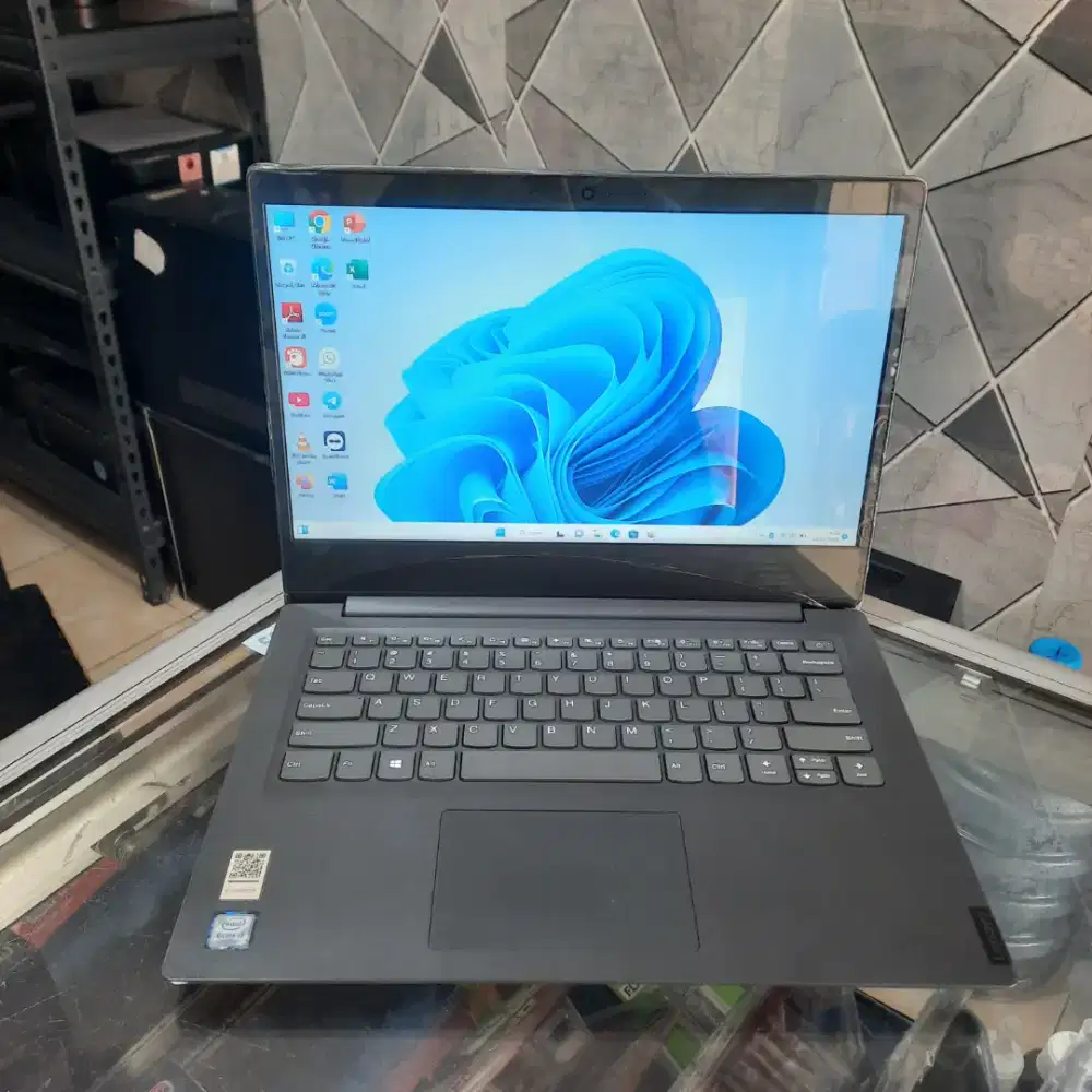 Lenovo V14, Core i3 Gen 8, RAM 4GB, SSD 128GB, Layar 14 inch