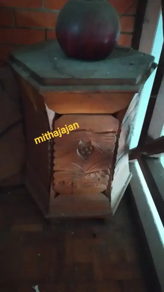 Meja kecil minimalis kayu coklat unik khas ornamen corak ukiran murah